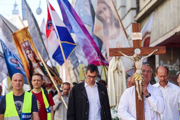 Zagreb: Molitelji na glavnom gradskom trgu