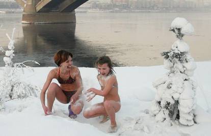 Sibirska djeca uživaju u kupanju u ledenoj rijeci