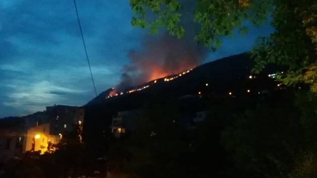 Vatrogasci paze da ne dođe do kuća: Požar iznad Podstrane