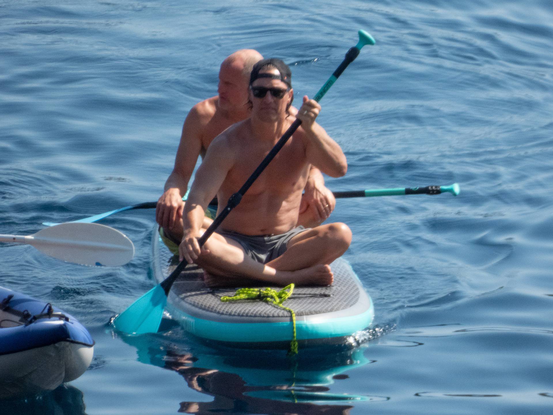 Glumci Woody Harrelson i Matthew McConaughey veslaju u moru pred Dubrovnikom