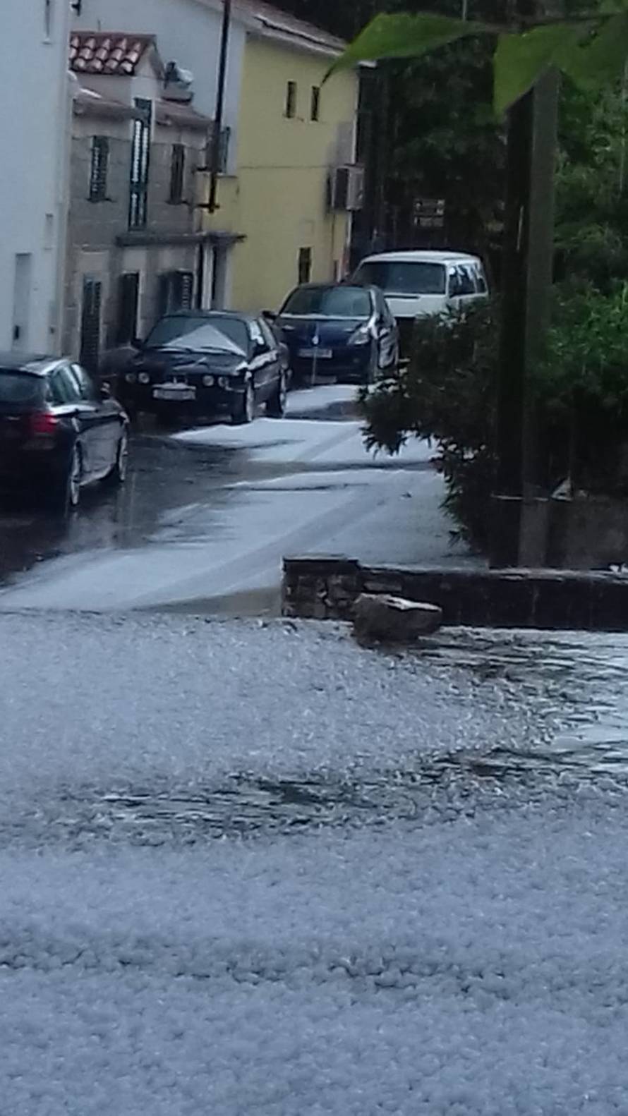 Olujna tuča pogodila Dalmaciju: Led zameo ceste kao usred zime