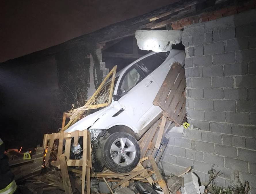 Pijani vozač (46) rušio je sve pred sobom u Velikoj! Ovo su prizori, imao je 1,46 promila...