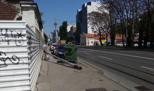 Stup pao netom nakon što su pored njega prošli žena i dijete