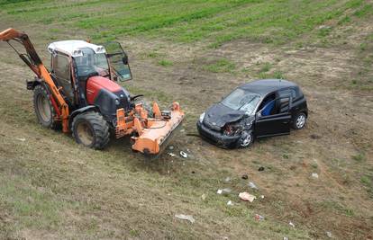 Auto podletio pod traktor koji je kosio travu kod Koprivnice