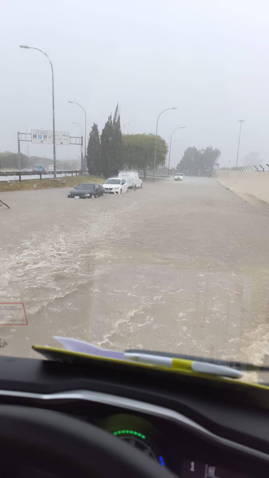 VIDEO Zračna luka u Španjolskoj pod vodom: Kiša je lijevala kroz krov, avioni su bili preusmjereni