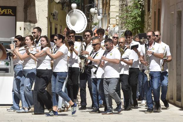 Šibenik: Povodom Dana Državnosti Šibenska narodna glazba svirala gradskim ulicama
