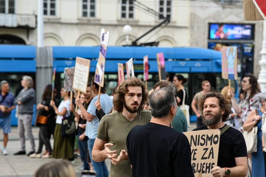 Zagreb: Prosvjednici na Trgu bana Josipa Jelačića