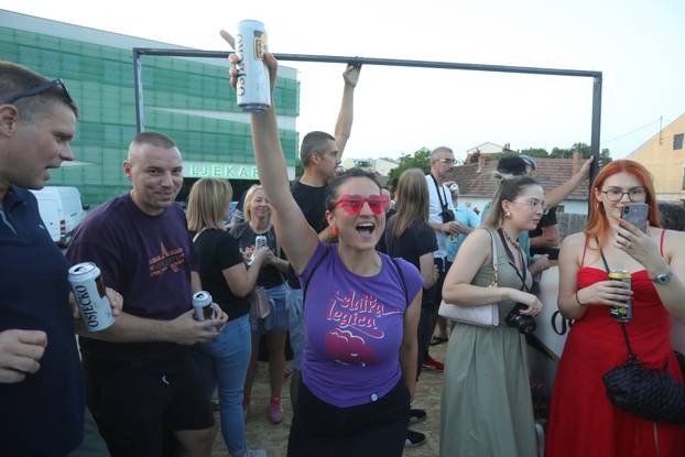 Osijek: Rock bend Echoes zabavljao Osječane na prvom pokretnom koncertu