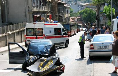 Uletio na terasu kafića sa 100 na sat i pregazio ženu