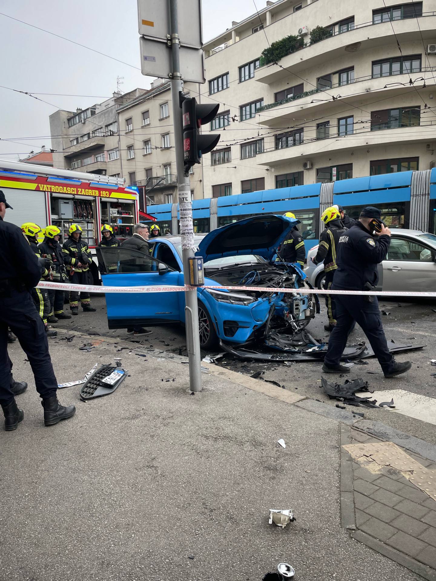 VIDEO Pogledajte kako izgleda eletkrični Mustang GT nakon sudara s Focusom u Zagrebu!