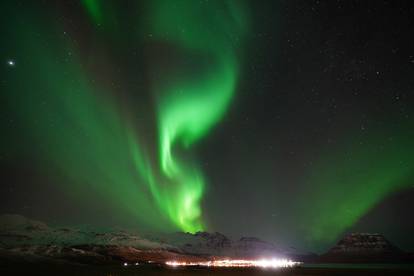 Polarna svjetlost iznad planine Kirkjufell