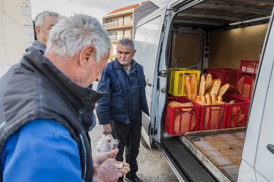 Katuni Kreševo: Reportaža o dostavi kruha u malenim zaselcima Dalmatinske zagore