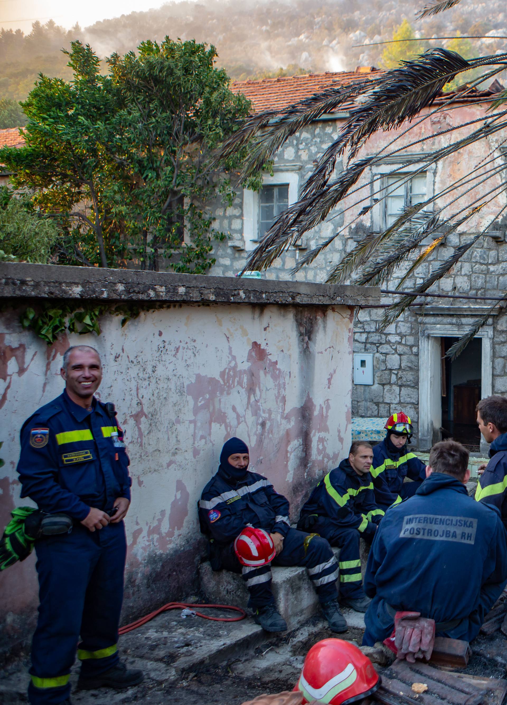 Katastrofa u slikama: Izgorjele kuće i vozila, mještani očajni