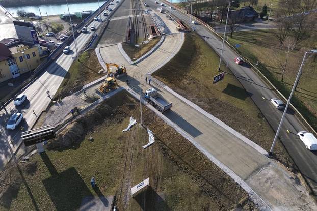 Zagreb: Pogled iz zraka na prometne gužve na prilaznim cestama Jadranskom mostu