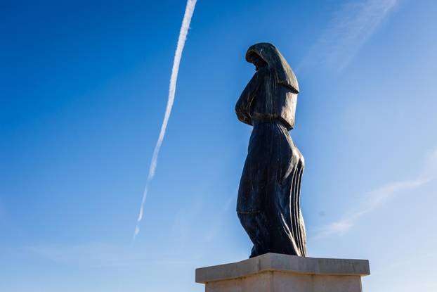 Drvenik Veli: Predsjednik Zoran Milanović položio je vjenac na spomen obilježju “Majka Domovina”