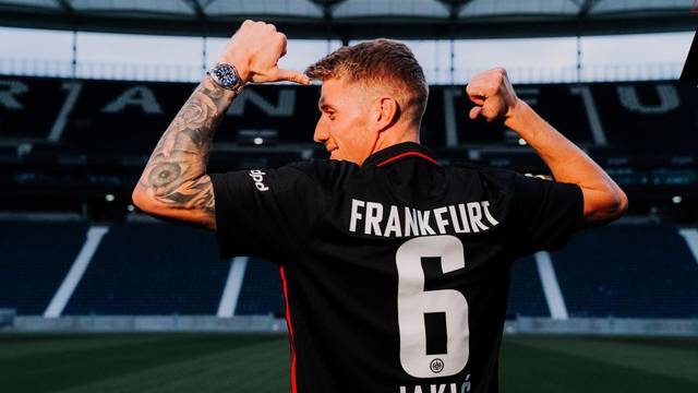 Jakić i službeno član Eintrachta: Dinamu ide 7 milijuna eura, ali i čak 30% od sljedećeg transfera!