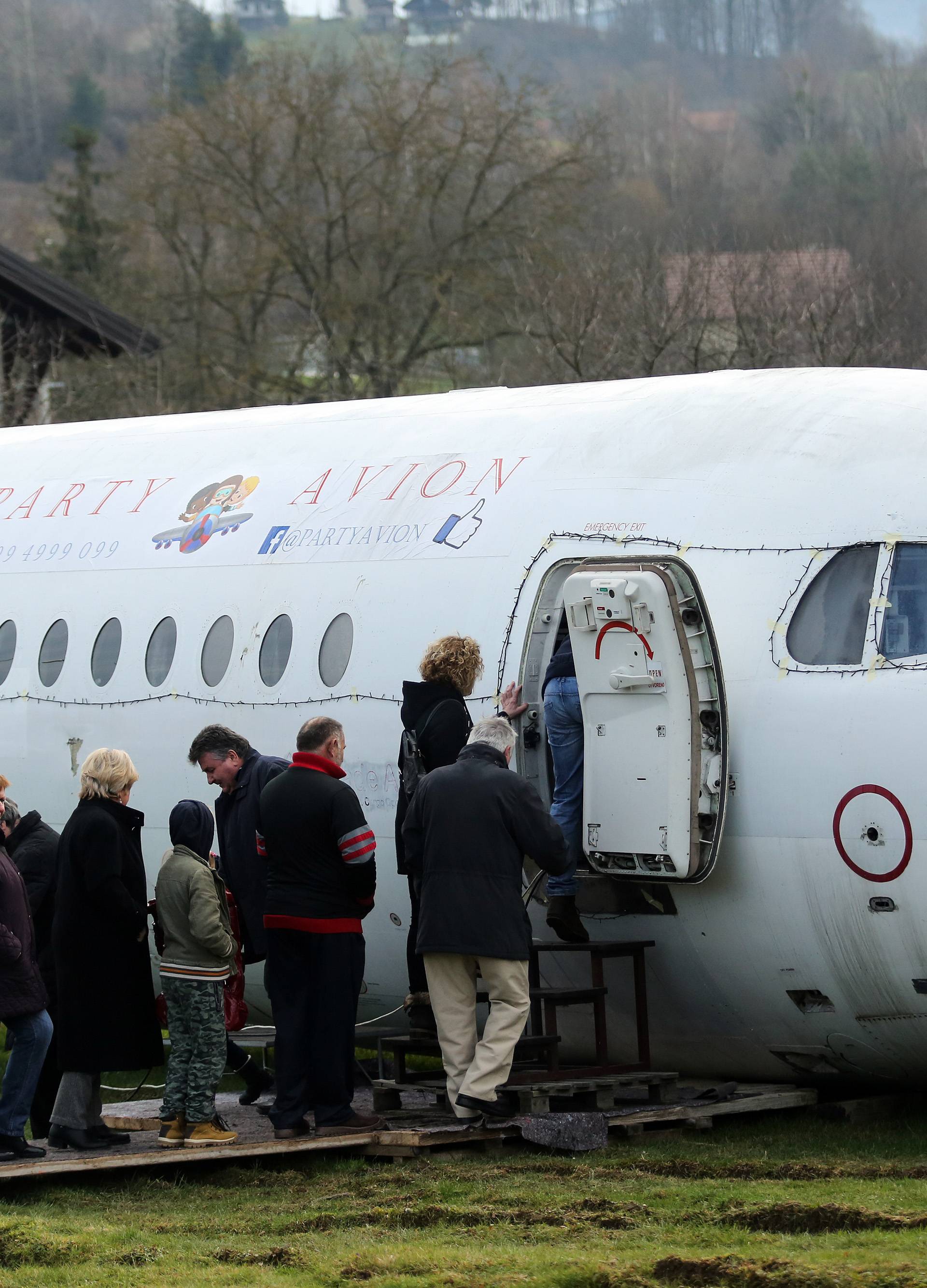 Doček u party avionu: Uz ples i vatromet  'uletjeli' su u Novu...