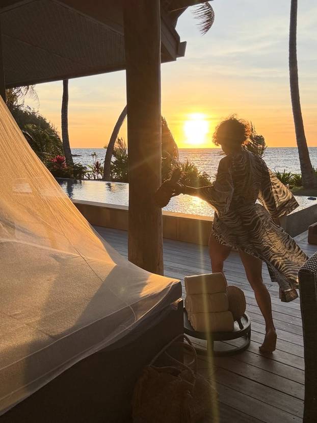 FOTO Grudnjaci su precijenjeni: Halle Berry pokazala dekolte u zavodljivoj satenskoj haljinici