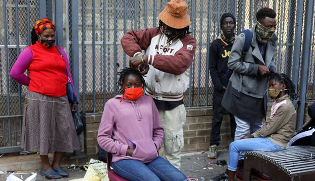 Koja izolacija kada je frizura u pitanju! Žene u Južnoj Africi masovno obilaze ulične frizere