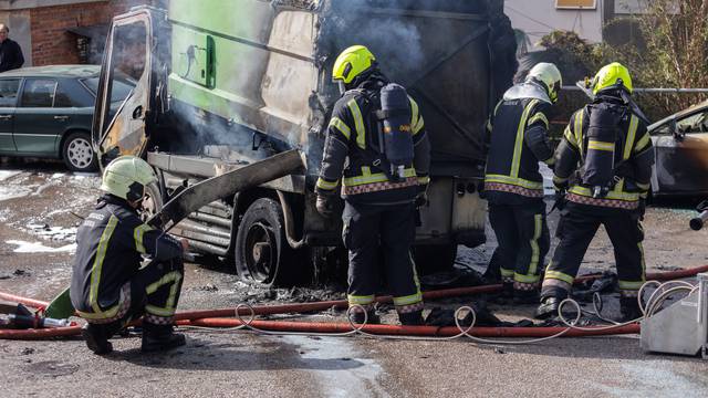 Rijeka:  Veliki požar progutao tri automobila i vozilo Čistoće