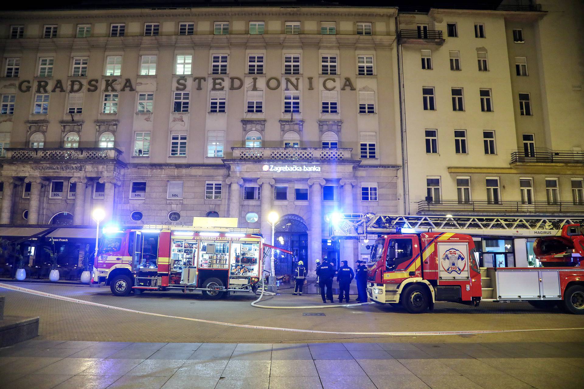 Zagreb: Vatrogasci ugasili požar koji je izbio na Trgu bana Josipa Jelačića 