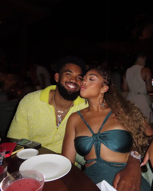 FOTO Djevojka NBA zvijezde na utakmici otkrila previše. Ili ne?