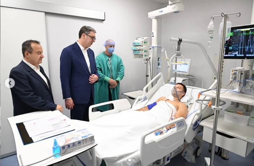 FOTO Teško ranjenog policajca u bolnici posjetio Vučić: 'Čestitao sam mu na izuzetnoj hrabrosti'