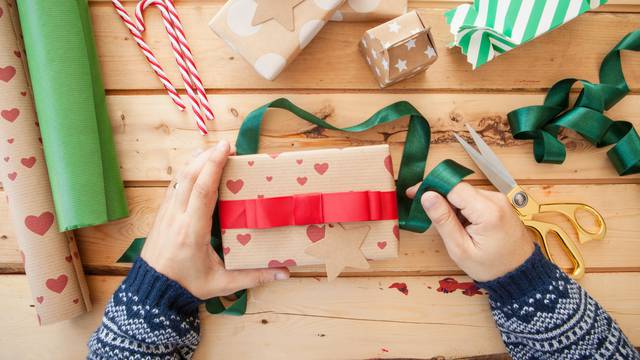Poklone motajte s papirom koji se može reciklirati i izbjegavajte kupovati  bespotrebne poklone
