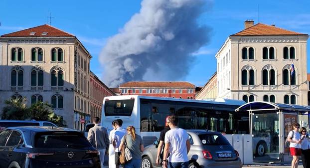 FOTO Buktinja u Kaštelima: 'Sve smrdi po dimu, odjekuju sirene. Strah nas je da se ne proširi!'
