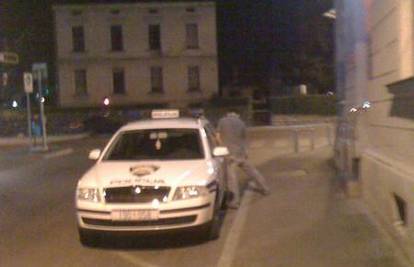 Pijani muškarac 'olakšao' se na policijski automobil