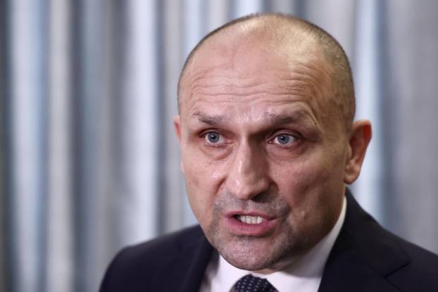 Zagreb: Ministar Anušić uručio ugovore vrhunskim sportašima i pričuvnicima Hrvatske vojske