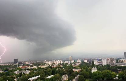 Snimke iz Zagreba: Počelo je jako puhati, kiša nam probija ispod prozora, pada i tuča i led!