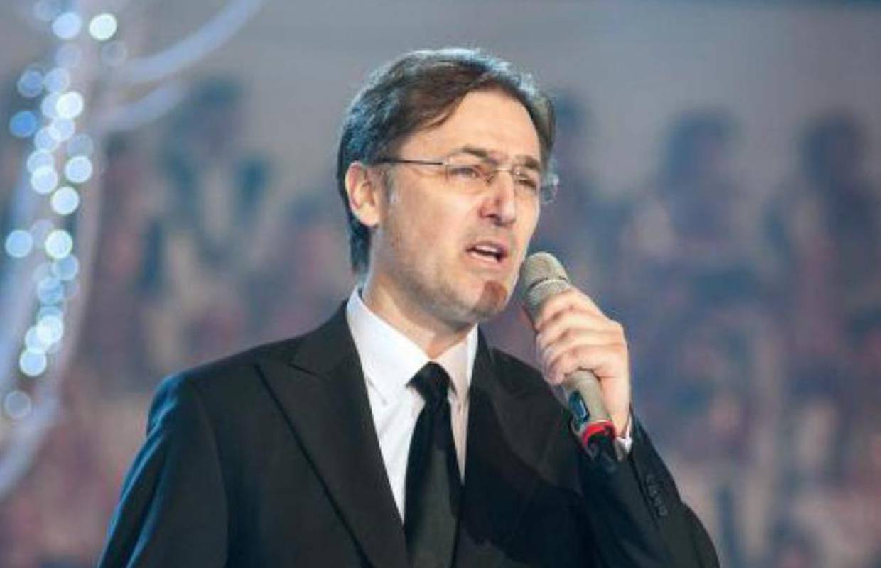 Neprepoznatljiv Ivan Mikulić je izbivao iz javnosti, sad se vratio i zapjevao hit 'Daješ mi krila'