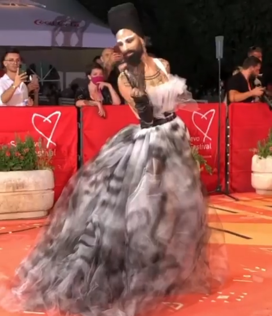 Lejla oduševila vitkim nogama i dekolteom na crvenom tepihu, a u haljini je briljirao i Vrećo