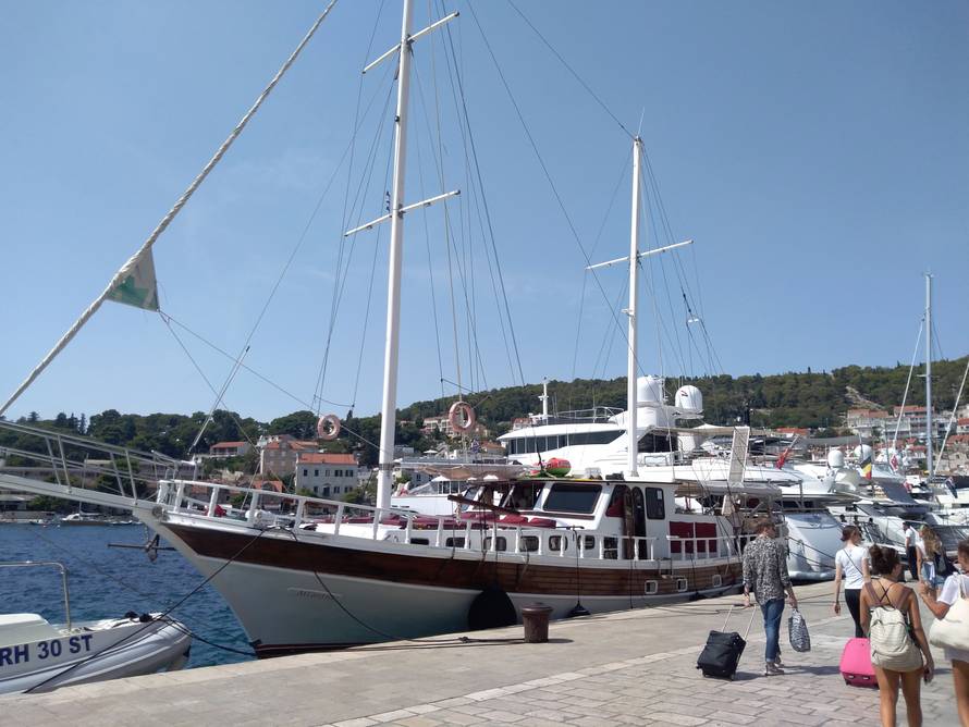 Hvar: Dječak se još oporavlja od trovanja plinom na jedrenjaku
