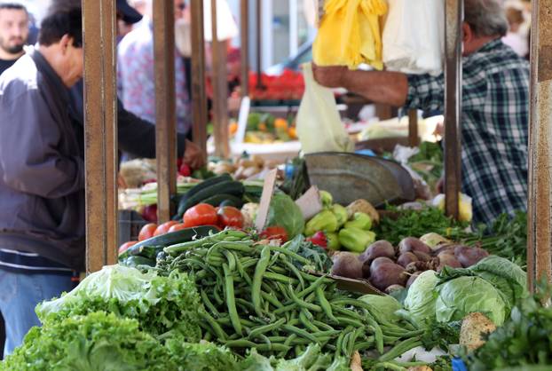 Šibenik: Ponuda mladog boba na tržnici