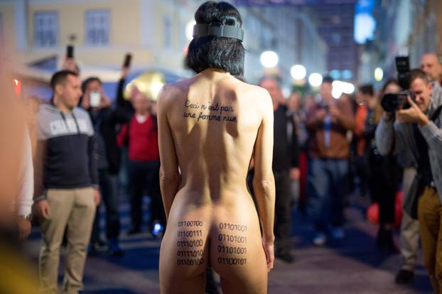 Rijeka: Performerica Milo Moire gola predvodila  okupljenu publiku do nove zgrade MMSU