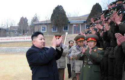 Vođa Kim Jong-Un u obilasku: Ljudi ga branili svojim tijelima 