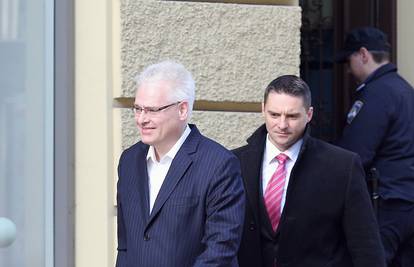 Ivo Josipović je s osmijehom i bez kravate otišao na posao