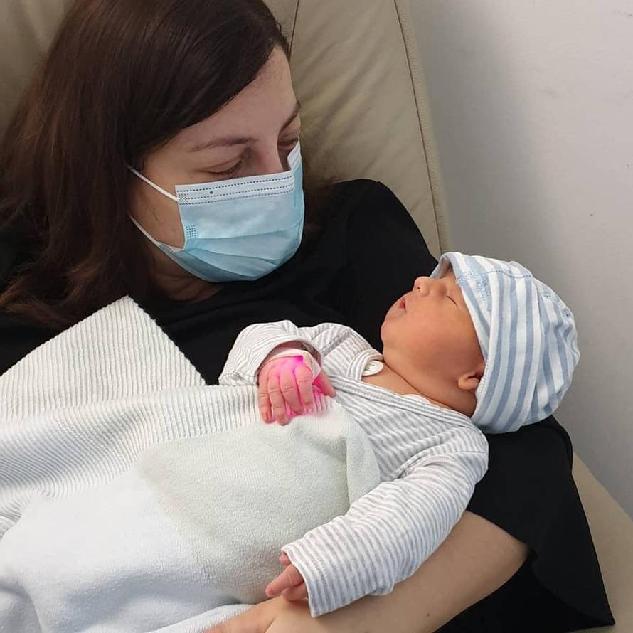 Nakon uspješne operacije mali Jona napokon se vraća kući