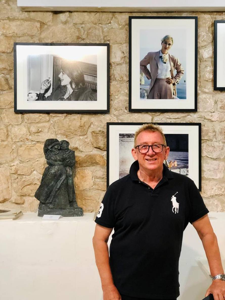 Jadran Lazić u palači Jakša na Visu: 'Ambijent je poseban, a  slike su se baš sjajno uklopile...'