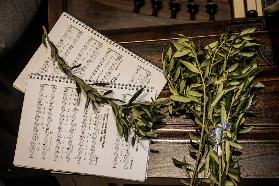 Split: Splitsko makarski nadbiskup Zdenko Križić predvodio misu na Cvjetnicu u katedrali sv Dujma