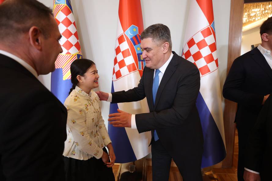 POOL: Predsjednik Milanovi? pozirao je s obitelji i prijateljima nakon inauguracije