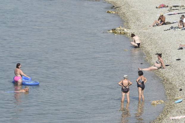 Vodice: Uživanje u lijepom vremenu na  plažama