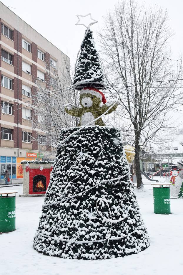 Snijeg zabijelio ulice u Sisku