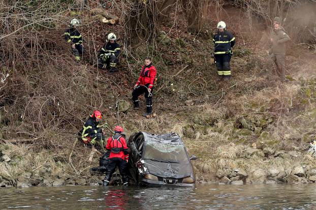 Zagreb: Vatrogasci kod podsusedskog mosta izvukli automobil  iz Save