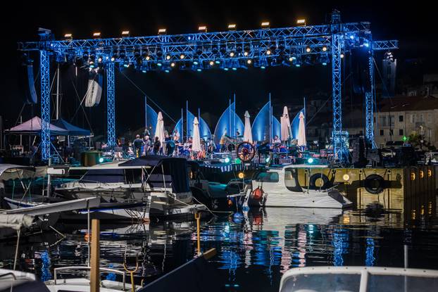 Proba na velikoj pozornici u Vela Luci