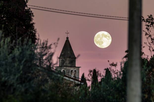 Pun mjesec na Istarskom nebu