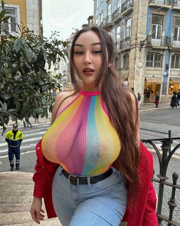 FOTO 'Imam toliko velike grudi da me svi mrze. Nisu umjetne!'