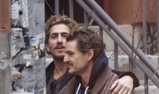 Pedro Pascal uhva&cacute;en u &scaron;etnji s dizajnerom Olarrom: Dr&zcaron;ali su se za ruke pa oti&scaron;li u kino...